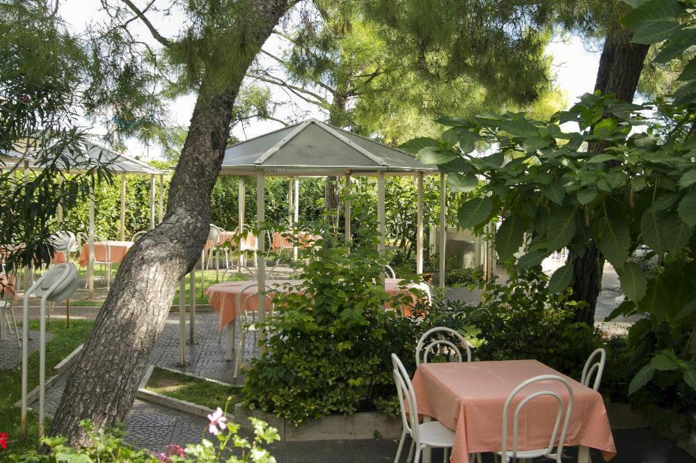 Hotel La Maestra Grottammare Esterno foto