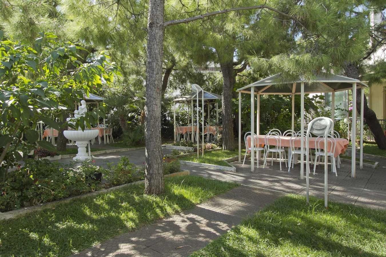 Hotel La Maestra Grottammare Esterno foto